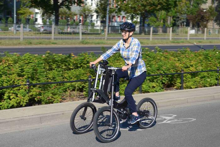 Pokaż zdjęcie: kobieta na innowacyjnym rowerze ITS