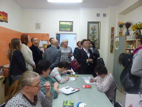 Pokaż zdjęcie: Zwiedzanie placówki przez uczestników spotkania