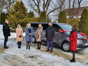 Pokaż zdjęcie: Oficjalne przekazanie samochodu dla mieszkańców Domu Pomocy Społecznej w Karwodrzy 