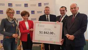 Pokaż zdjęcie: Przekazanie czeku na zakup i montaż windy w Szkole Podstawowej nr 3 w Lesznie