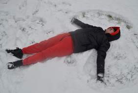 Pokaż zdjęcie: Uczestnicy WTZ podczas zabaw na śniegu,fot.WTZ Janowica