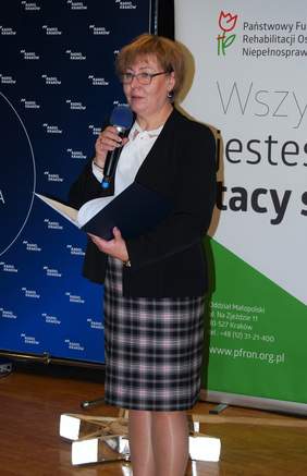 Pokaż zdjęcie: Dyrektor Marta Mordarska podczas otwarcia koncertu "Kolędujmy z Aniołami"