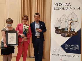 Pokaż zdjęcie: Przedstawiciele Przedsiębiorstwa Społecznego Społeczna 21 Sp. z o.o. w Krakowie - po odebraniu nagrody w kategorii Otwarty Rynek