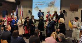 Pokaż zdjęcie: Wręczenie gratulacji dla Artystów Koła "Lajkonik"