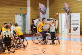 Pokaż zdjęcie: Uczestnicy turnieju koszykówki na wózkach.