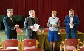 Pokaż zdjęcie: Tomasz Włodarski, Zastępca Dyrektora MIK, Antoni Malczak, Dyrektor MCK SOKÓŁ,  Marta Mordarska, Dyrektor Małopolskiego Oddziału PFRON, Adam Stromidło, Prezes Małopolskiego Oddziału PZG