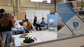 Pokaż zdjęcie: Stoiska wystawców podczas Festiwalu Zawodów Małopolska.