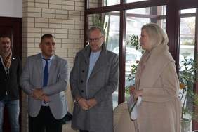 Pokaż zdjęcie: Michał Guć - Wiceprezydent Miasta Gdyni oraz Dariusz Majorek - Dyrektor Oddziału Pomorskiego PFRON, Lilianna Szewczuk-Putrym - Dyrektor DPS.