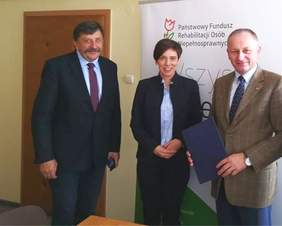 Pokaż zdjęcie: Od lewej: Andrzej Grzeszczyk, Członek Zarządu Powiatu Szamotulskiego; Anna Skupień, dyrektor Oddziału Wielkopolskiego PFRON; Józef Kwaśniewicz, Starosta Szamotulski
