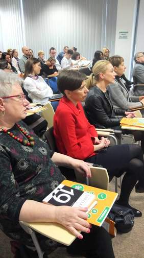 Pokaż zdjęcie: Anna Skupień, dyrektor Oddziału Wielkopolskiego PFRON podczas konferencji pt.: „Nowoczesne technologie wsparciem samodzielności życiowej osób z niepełnosprawnością intelektualną" 