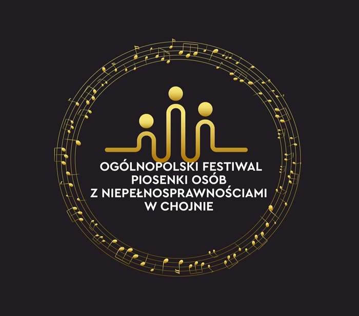 Pokaż zdjęcie: Na złotej pięciolinii ułożonej w kształcie okręgu umieszczone zostały nuty również w kolorze złotym. Wewnątrz okręgu możemy dostrzec ścieżkę ze wzniesieniami, nad którą umieszczone zostały kule w kolorze złotym. Poniżej widnieje następujące sformułowanie: „V Ogólnopolski Festiwal Piosenki Osób z Niepełnosprawnościami w Chojnie”.