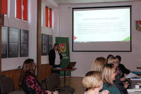 Pokaż zdjęcie: Iwona Osmałek specjalista Oddziału Lubelskiego  PFRON oraz uczestnicy spotkania