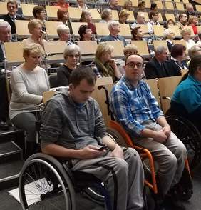 Pokaż zdjęcie: Uczestnicy wydarzenie „Wiek i niepełnosprawność nie ogranicza. Żyj aktywnie i bezpiecznie" wysłuchują wykładów