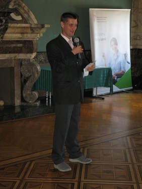 Pokaż zdjęcie: Pan Jerzy Strzelec podczas recytacji utworu "Dąb Bartek"