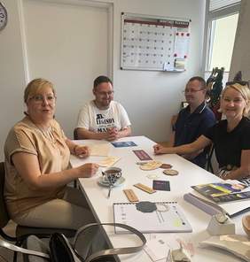 Pokaż zdjęcie: Marta Mordarska, dyrektor małopolskiego Oddziału PFRON z przedstawicielami  WTZ w Gostwicy