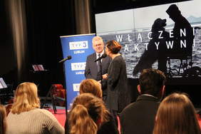 Pokaż zdjęcie: Prowadząca program Anna Dąbrowska TVP3 Lublin i Jerzy Dębski Dyrektor Oddziału Lubelskiego PFRON