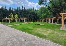 Pokaż zdjęcie: Wiaty i ławki z miejscem na ognisko