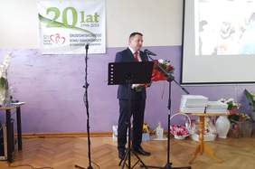 Pokaż zdjęcie: przemówienie Michała Włodarczyka- wójta gminy Widawa