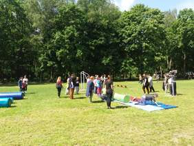 Pokaż zdjęcie: Uczestnicy zawodów na boisku