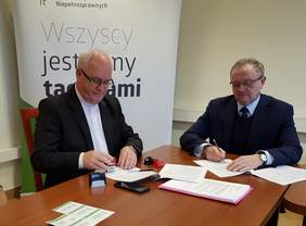 Pokaż zdjęcie: Dyrektor Oddziału Świętokrzyskiego PFRON Andrzej Michalski i ks. Zbigniew Stanios prezes fundacji „San Giowanni”
