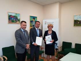 Pokaż zdjęcie: Podpisywanie umowy w ramach "Programu Wyrównywania Różnic Między Regionami III"- Marta Mordarska, Dyrektor Małopolskiego Oddziału PFRON z Przedstawicielami Powiatu Krakowskiego