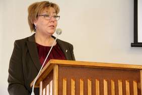 Pokaż zdjęcie: Dyrektor Marta Mordarska podczas wystąpienia