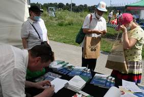 Pokaż zdjęcie: Michał Bogbański /jako współautor/ podpisuje egzemplarz " Informatora dla Osób Niepełnosprawnych"