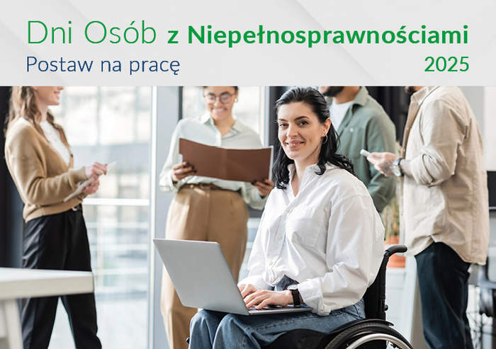 Pokaż zdjęcie: Na górze widnieją następujące sformułowania: „Dni Osób z Niepełnosprawnościami”, „Postaw na pracę” oraz „2025”. Poniżej zdjęcie przedstawiające kobietę na wózku z laptopem. W tle stoją cztery inne osoby, które ze sobą rozmawiają.