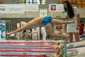 Pokaż zdjęcie: Zawodnik skaczący do wody 