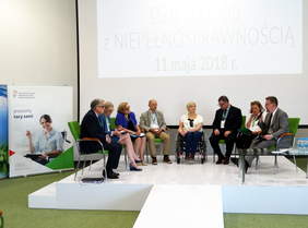 Pokaż zdjęcie: Moderatorem panelu poświęconego dostosowywaniu obiektów i stanowisk pracy do potrzeb osób z niepełnosprawnościami był Łukasz Żmuda (pierwszy z prawej), dyrektor Odziału Opolskiego PFRON