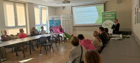 Widoczny pracownik CIDON opowiadający o wyświetlonej prezentacji, a także goście spotkania