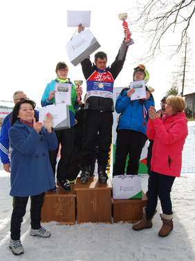 Pokaż zdjęcie: Dekoracja zawodników - na podium zawodnicy, którzy uzyskali najlepszy czas 
