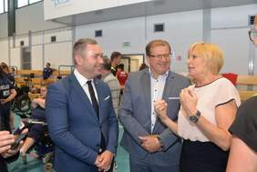 Pokaż zdjęcie: od lewej: Jacek Bogusławski Zastępca Marszałka Województwa Wielkopolskiego; Tomasz Maruszewski Zastępca Prezesa Zarządu ds. Finansowych Państwowego Funduszu Rehabilitacji Osób Niepełnosprawnych