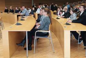 Pokaż zdjęcie: Uczestnicy, rodzice i opiekunowie czekają na wręczenienagród