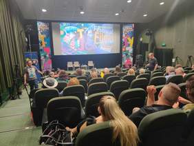 Pokaż zdjęcie: Pokaz filmowy na sali kinowej