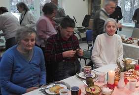 Pokaż zdjęcie: Uczestnicy spotkania opłatkowego w ŚDS w Nowym Sączu