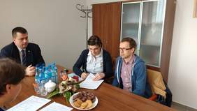 Pokaż zdjęcie: 3_Prezes_Stowarzyszenia_Sebastian_Cycu_a_wraz_z_ze_Skarbnikiem_Gra_yn__Kochaniak_w_trakcie_podpisywania_umowy.jpg