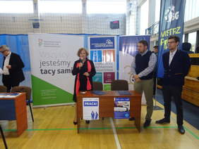 Pokaż zdjęcie: Podczas targów pracy podpisane zostało porozumienie pomiędzy Państwowym Funduszem Rehabilitacji Osób Niepełnosprawnych oraz Wyższą Szkołą Gospodarki dotyczące wzajemnej współpracy