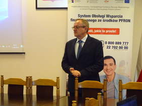 Pokaż zdjęcie: Dyrektor Andrzej Michalski otwiera spotkanie szkoleniowe