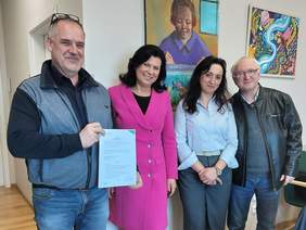 Pokaż zdjęcie: Dwie kobiety i dwóch mężczyzn pozują do zdjęcia, trzymają podpisaną umowę.