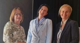 Pokaż zdjęcie: Trzy uśmiechnięte kobiety pozują do zjęcia