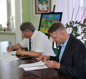 Pokaż zdjęcie: Od prawej: Starosta Łukowski Dariusz Szustek, Wicestarosta Janusz Kozioł w czasie podpisywania umowy