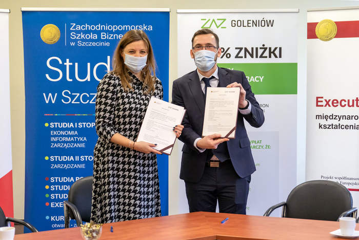 Pokaż zdjęcie: Osoby podpisujące porozumienie i trzymające w ręku podpisane dokumenty