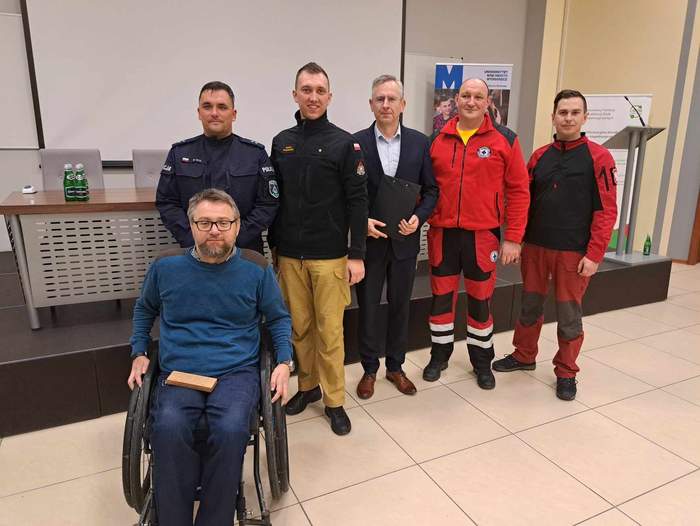 Zdjęcie prelegentów i prowadzącego- Pana Krzysztofa Kranza, przedstawicieli Policji, Pana Jarosława Lewandowskiego i przedstawicieli WOPR-u
