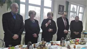 Pokaż zdjęcie: Dyrektor Marta Mordarska podczas spotkania opłatkowego w ŚDS w Nowym Sączu