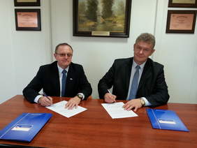 Pokaż zdjęcie: Podpisanie porozumienia regionalnego o współpracy pomiędzy Oddziałem ZUS w Kielcach i Oddziałem Świętokrzyskim PFRON 