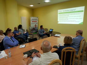 Uczestnicy prezentacji, sala konferencyjna, na ekranie prezentacja 