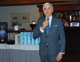 Pokaż zdjęcie: Mężczyzna stojący z mikrofonem