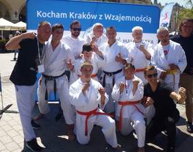 Pokaż zdjęcie: Inauguracja Tygodnia Osób z Niepełnosprawnością "Kocham Kraków z Wzajemnością" na Rynku Głównym w Krakowie