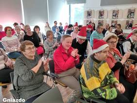 Pokaż zdjęcie: Uczestnicy wystawy "Świąteczny przyjaciel"